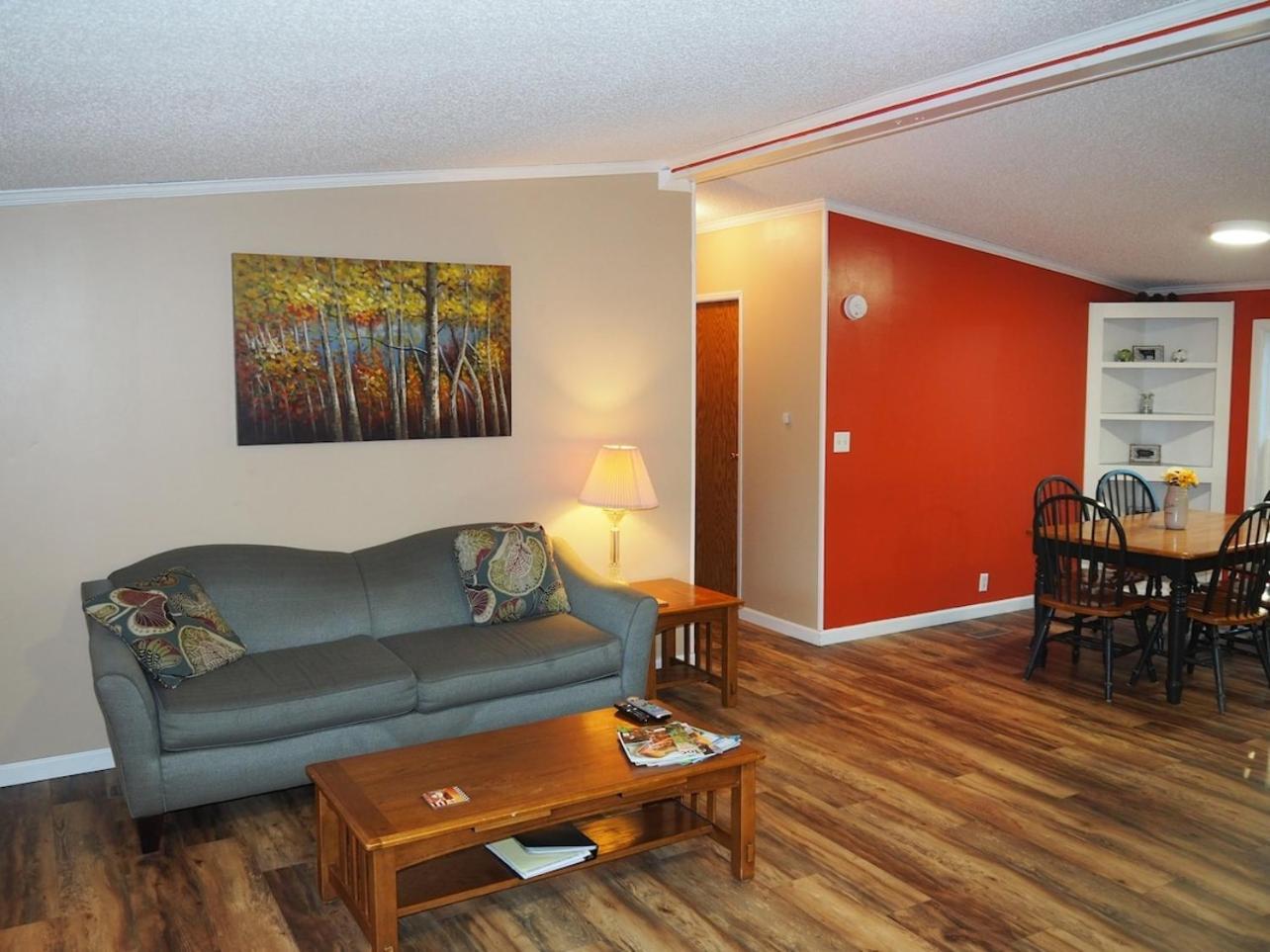 The Green Lake Getaway - Shared Lake Access! Interlochen Esterno foto