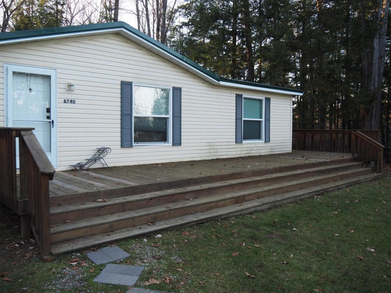 The Green Lake Getaway - Shared Lake Access! Interlochen Esterno foto